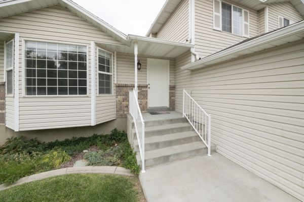 Cost of White Vinyl Siding Replacement in Pasadena